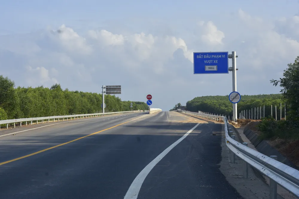 Để kịp tiến độ này, trước đó Ban Quản lý Dự án đường Hồ Chí Minh đã phát động thi công 120 ngày đêm. Ảnh: NGUYỄN DO