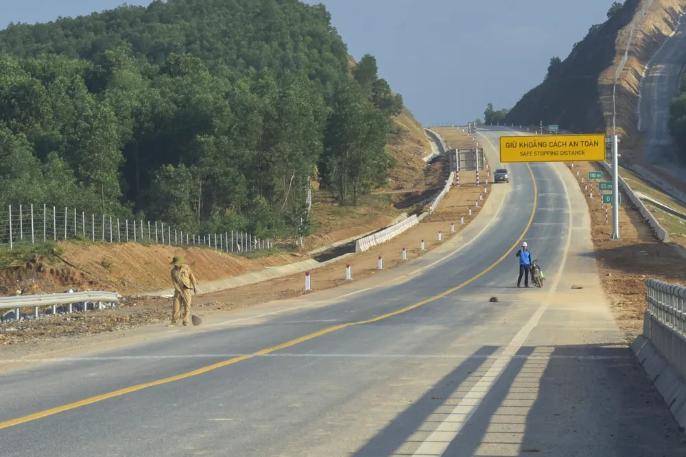 Tuy nhiên, trên tuyến cao tốc có 5 nút giao, thì hiện 2 nút đang được hoàn thiện. Ảnh: NGUYỄN DO