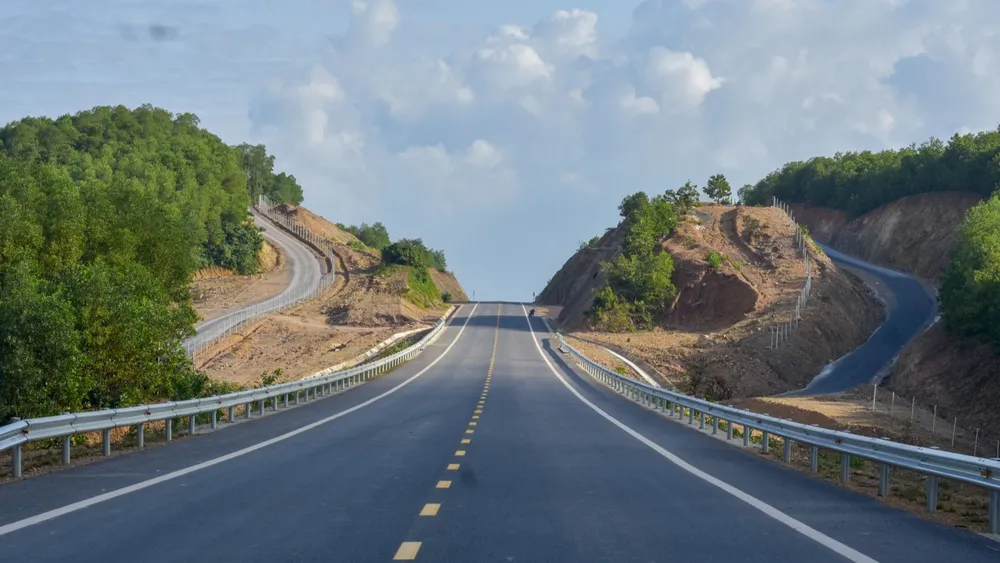 Tuyến đường có chiều dài xây dựng là 98,35km đi qua tỉnh Thừa Thiên - Huế và Quảng Trị. Ảnh: NGUYỄN DO