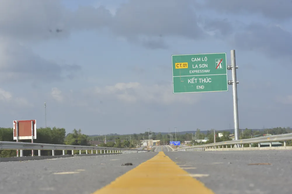Dự kiến, sau lễ khánh thành, thông xe tuyến chính thức cao tốc Cam Lộ - La Sơn, sẽ tổ chức khởi công xây dựng cao tốc Vạn Ninh – Cam Lộ. Ảnh: NGUYỄN DO