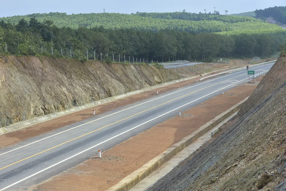 Các hàng rào, biển báo được lắp đặt. Ảnh: NGUYỄN DO