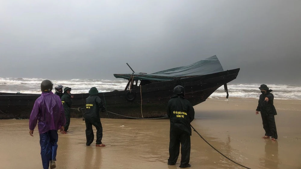 Chiếc thuyền trôi dạt vào bờ biển tỉnh Quảng Trị.