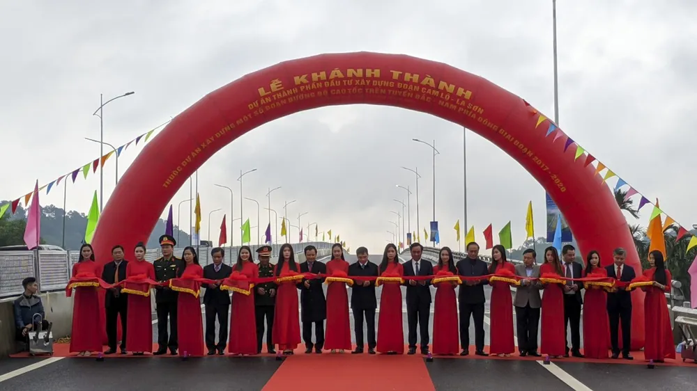 Cắt băng khánh thành dự án đường cao tốc Cam Lộ - La Sơn. Ảnh: NGUYỄN DO