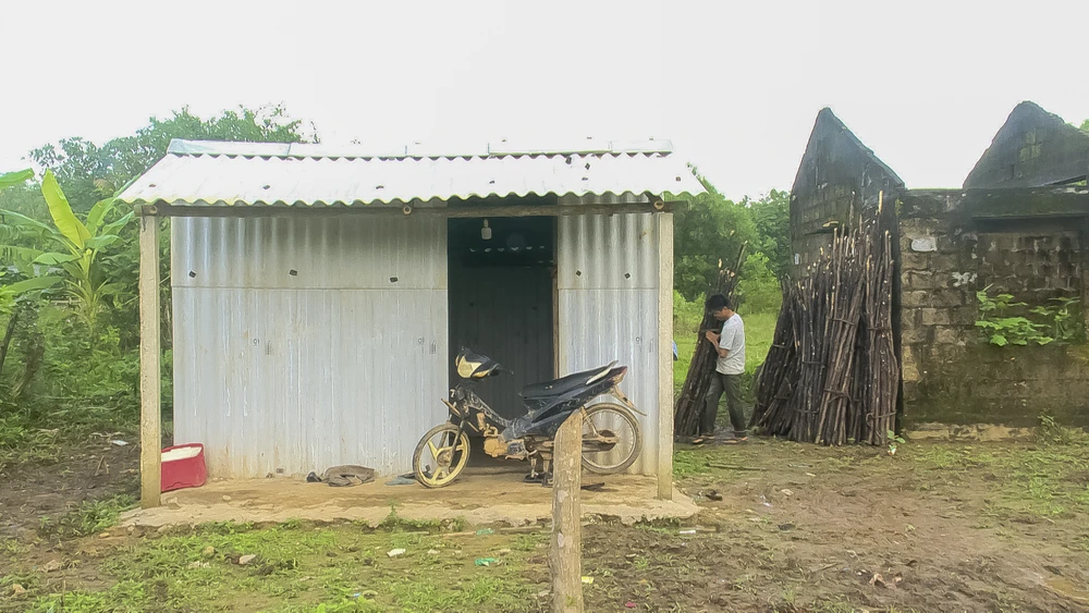 Nhiều người dân phải bỏ khu định cư để trở về nơi ở cũ. Ảnh: ND