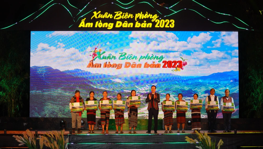 Chương trình Xuân Biên phòng ấm lòng Dân bản được tổ chức tại huyện A Lưới, Thừa Thiên - Huế. Ảnh: N.HIẾU