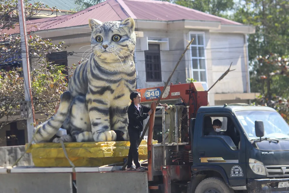 Tượng mèo được di chuyển đến quảng trường tại thị trấn Ái Tử, huyện Triệu Phong. Tượng mèo được di chuyển đến quảng trường tại thị trấn Ái Tử, huyện Triệu Phong.