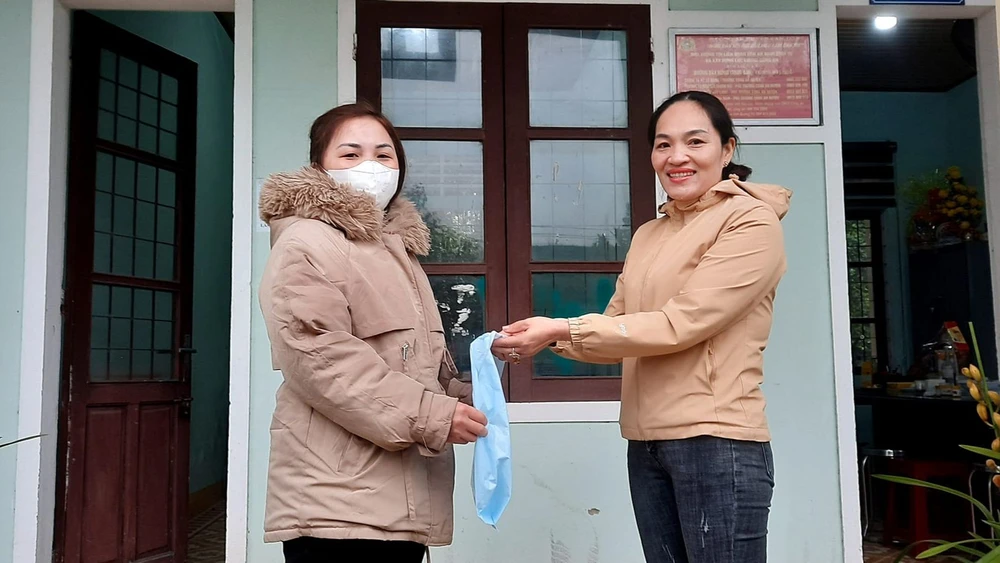 Chị Bùi Thị Kiều Hương (bên phải) trao trả lại vàng và tiền mặt nhặt được.