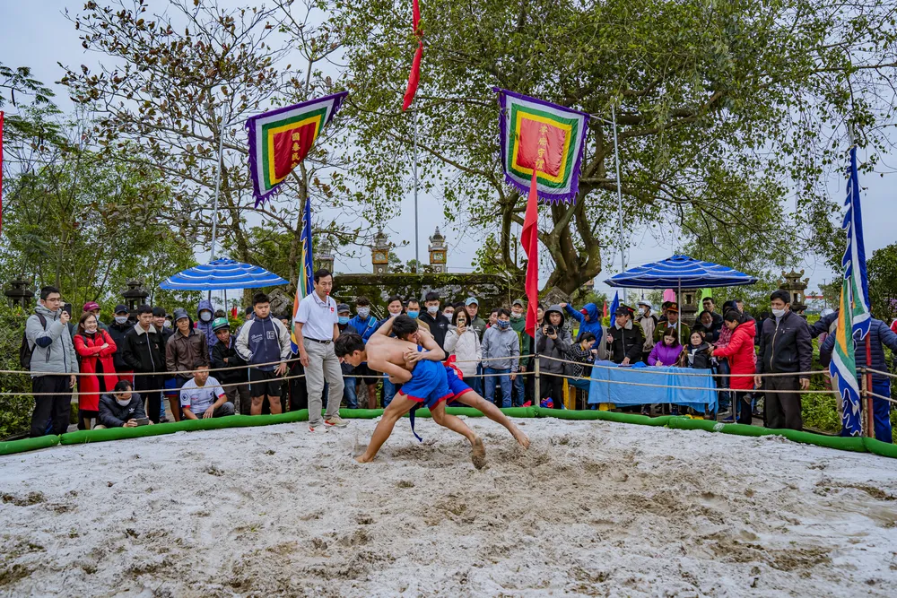 Hội vật áp dụng theo nguyên tắc của luật thi đấu vật dân tộc, các đô vật phải vượt qua vòng đấu loại, giành chiến thắng trước 2 đối thủ mới bước vào vòng bán kết. Ở vòng bán kết, các đô vật phải vượt qua 1 đối thủ trước khi lọt vào vòng chung kết. Ảnh: L.HOÀNG