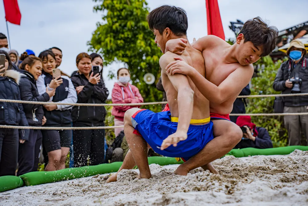 Các đô vật không được ra các đòn đánh nguy hiểm đến tính mạng như bẻ, vặn, khóa trái khớp, tấn công bằng đầu, nắm tóc...và không dùng các tiểu xảo. Đô vật chiến thắng khi hạ đối thủ &quot;lấm lưng trắng bụng&quot; (vật đối thủ chạm lưng xuống đất). Ảnh: L.HOÀNG