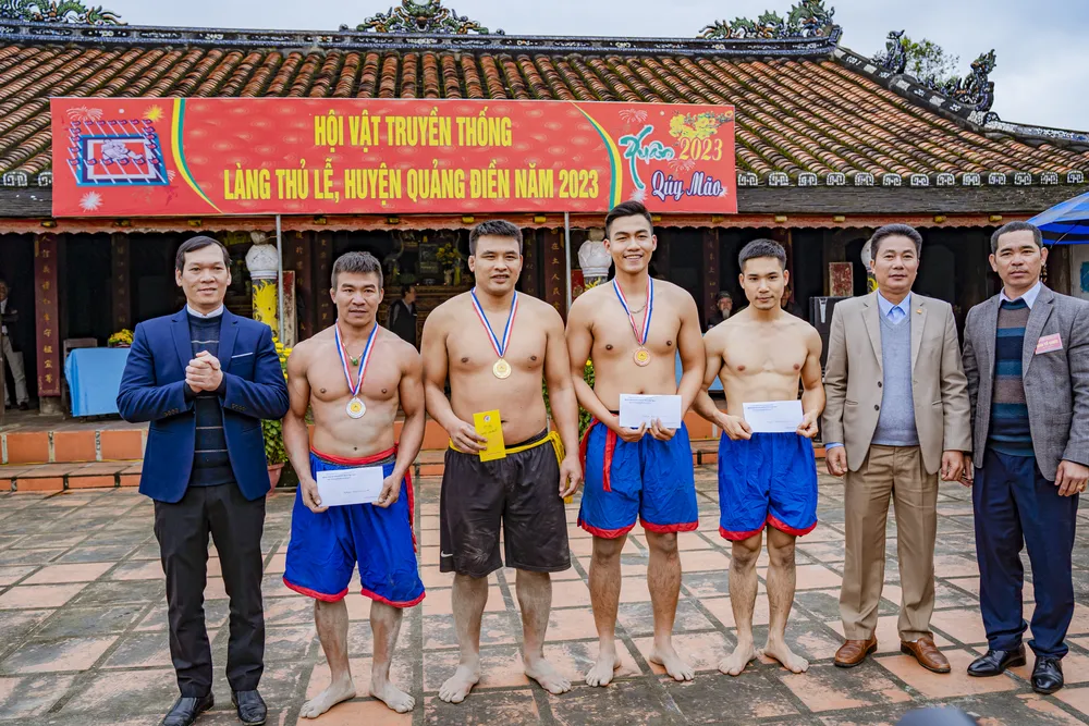 Trao phần thưởng cho các đô vật giành chiến thắng. Ảnh: L.HOÀNG