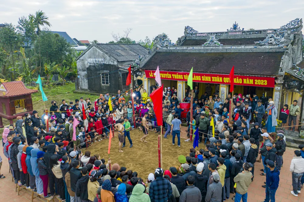 Ngày 31-1 (mùng 10 tháng Giêng), Hội vật làng Sình (TP Huế) được tổ chức, thu hút sự hàng ngàn người dân và du khách về tham dự. Ảnh: L.HOÀNG