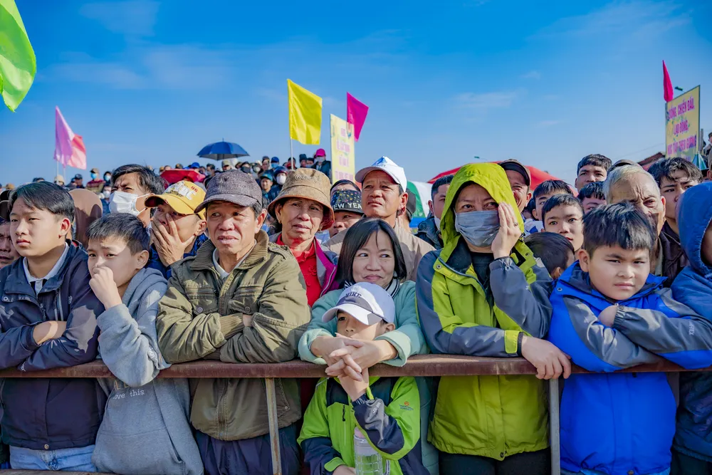 Hội vật làng Sình thu hút rất đông khán giả đến xem. Ảnh: L.HOÀNG