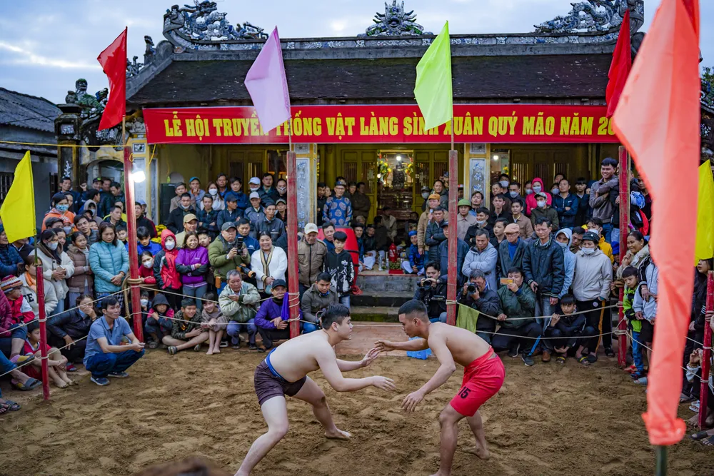 Hội vật làng Sình rất chú trọng tinh thần thượng võ vì thế các đô vật không được ra các đòn đánh nguy hiểm đến tính mạng như bẻ, vặn, khoá trái khớp, tấn công bằng đầu, bấm các huyệt, nắm tóc, tấn công vào hạ bộ, yết hầu, mắt... Ảnh: L.HOÀNG