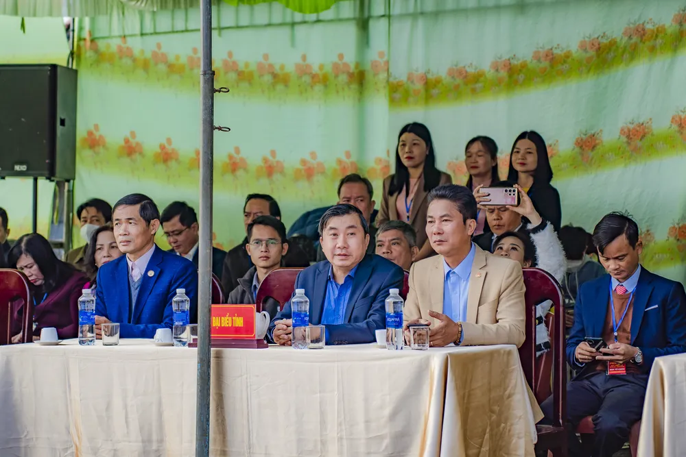 Một nét độc đáo ở lễ hội làng Sình là tinh thần đồng đội ở các địa phương, một đô vật của làng nào bị thua sẽ có đô vật khác lên tiếp sức. Nếu để thua một trận các đô vật phải chờ đến năm sau mới “phục hận” được, vì thế các đô vật thường rèn luyện suốt năm, tu dưỡng đạo đức để chờ đầu xuân tham dự, tranh tài. Ảnh: L.HOÀNG