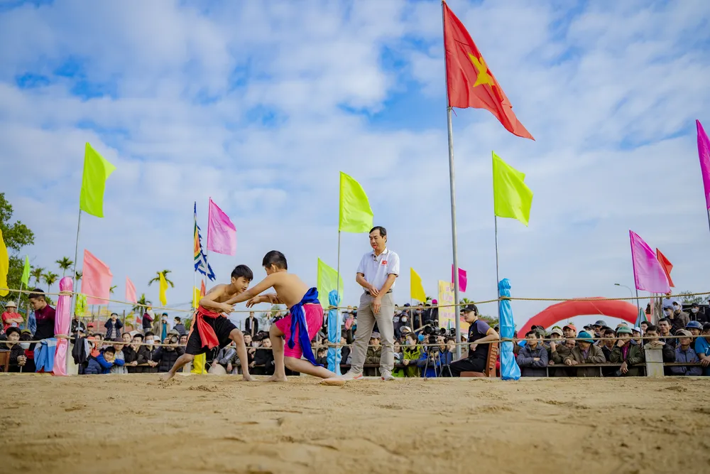 Người dân làng Sình tổ chức hội vật như một hình thức giải trí đơn thuần trong dịp tết đến xuân về chứ không vì mục đích tuyển chọn người tài, có sức vóc vào đội lính tinh nhuệ của triều đình. Ảnh: L.HOÀNG