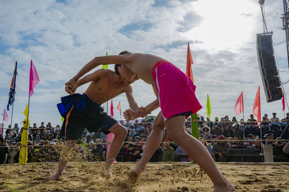 Bên cạnh đó, đối với người dân địa phương, hội vật còn mang ý nghĩa tâm linh là cầu mong một năm mới mưa thuận gió hòa, mùa màng tốt tươi. Ảnh: L.HOÀNG