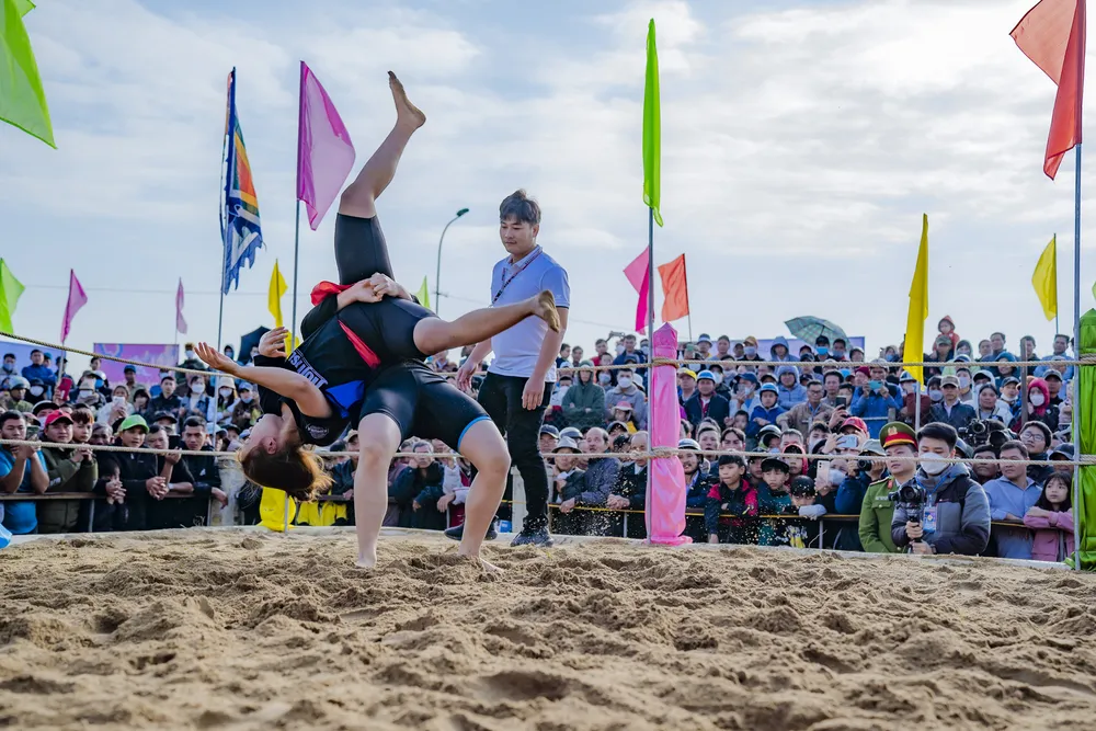 Hội vật làng Sình về cơ bản áp dụng nguyên tắc của luật thi đấu vật dân tộc là phải đánh ngã đối thủ ở tư thế “lấm lưng trắng bụng” (nghĩa là một phần hoặc cả hai phần lưng của đối phương phải lấm đất, bụng ngửa lên trời), đồng thời giữ hoặc đè được đối thủ trong vòng 3 giây là thắng. Ảnh: L.HOÀNG