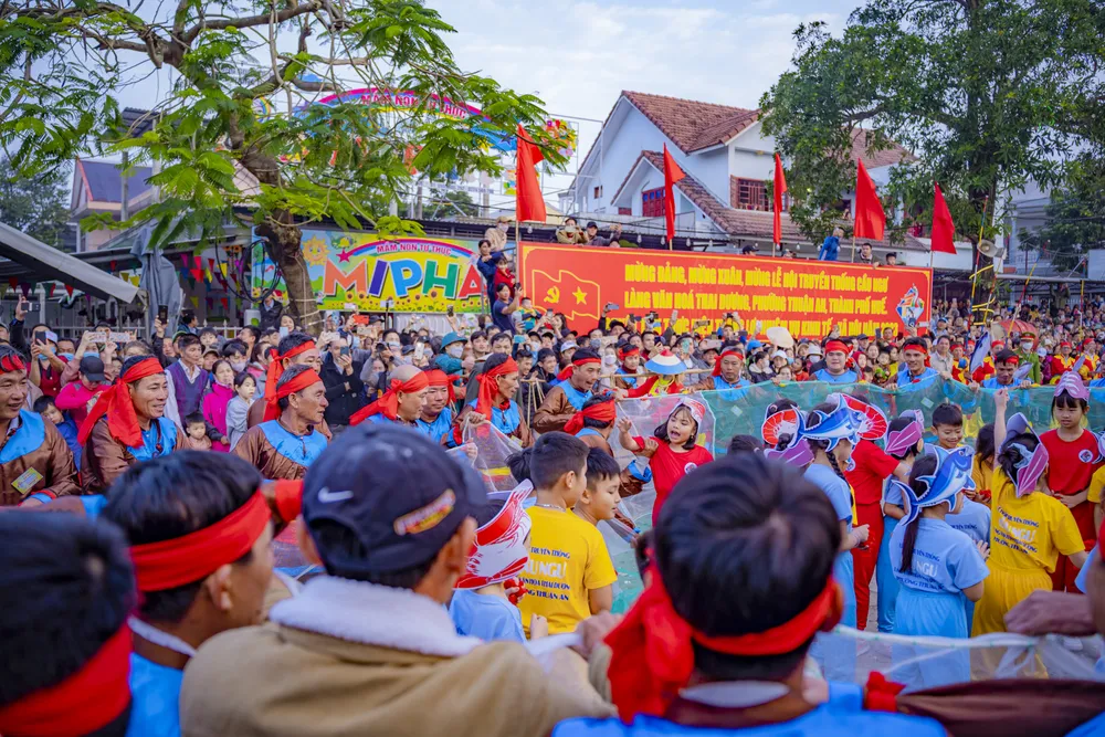 Lễ hội cầu ngư Thuận An thu hút đông đảo người dân địa phương và du khách đến xem. Lễ hội cầu ngư Thuận An thu hút đông đảo người dân địa phương và du khách đến xem.