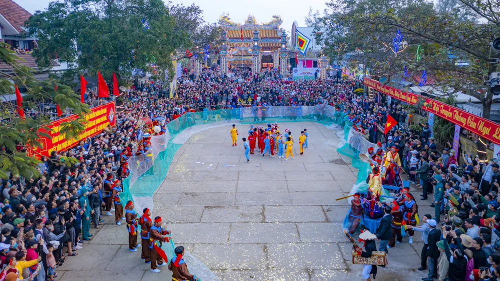 Ngày 2-2 (nhằm ngày 12 tháng Giêng), Lễ hội cầu ngư làng Thai Dương, phường Thuận An, TP Huế, Thừa Thiên - Huế diễn ra với đông đảo người dân và du khách đến tham gia. Ngày 2-2 (nhằm ngày 12 tháng Giêng), Lễ hội cầu ngư làng Thai Dương, phường Thuận An, TP Huế, Thừa Thiên - Huế diễn ra với đông đảo người dân và du khách đến tham gia.