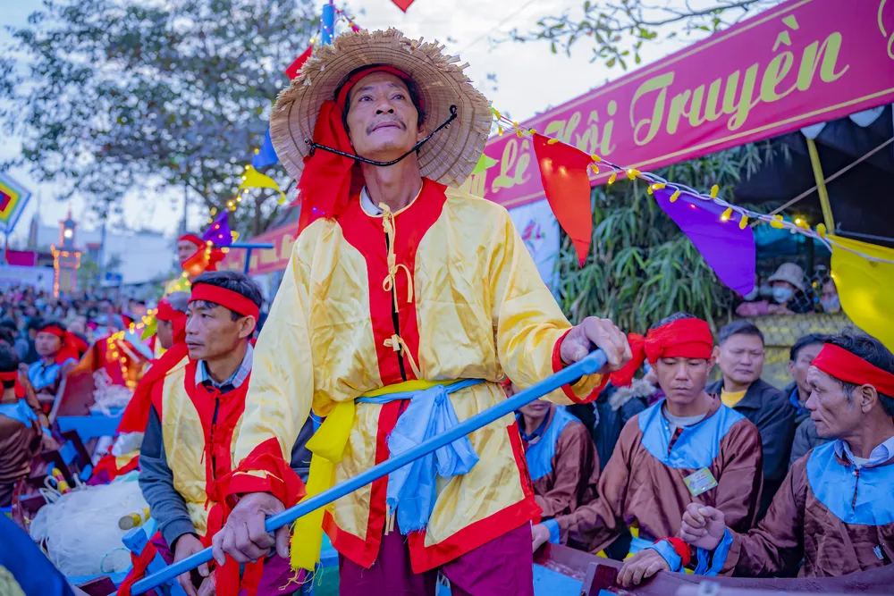 Lễ tế thần diễn ra từ rạng sáng, sau đó đến phần hội cầu ngư với nhiều màn biểu diễn miêu tả lại những sinh hoạt của nghề biển. Lễ tế thần diễn ra từ rạng sáng, sau đó đến phần hội cầu ngư với nhiều màn biểu diễn miêu tả lại những sinh hoạt của nghề biển.