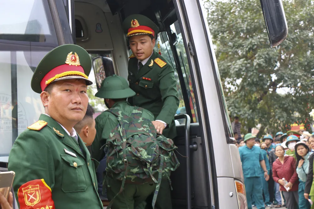 Các tân binh lên đường về các đơn vị.