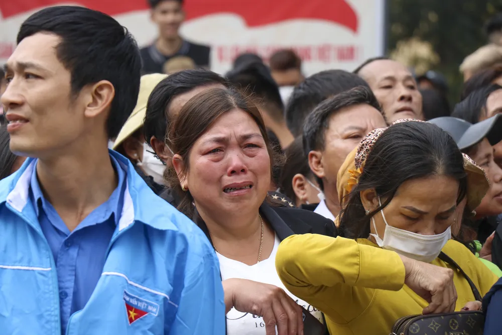 Nhiều người mẹ bật khóc khi tiễn con lên đường nhập ngũ.