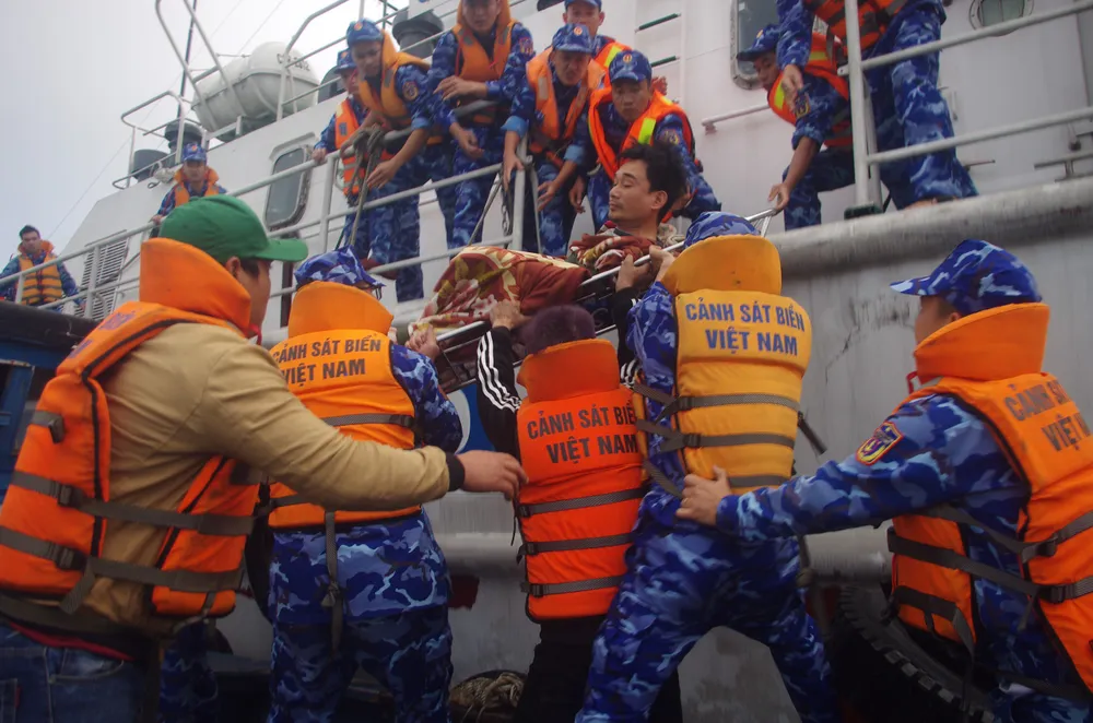 Ngư dân được đưa từ tàu cá sang tàu CSB để nhanh chóng được đưa vào bờ.