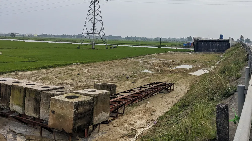 Đơn vị thi công các hạng mục như san mặt bằng, làm cầu tại một số vị trí đã được GPMB. Ảnh: NGUYỄN DO Đơn vị thi công các hạng mục như san mặt bằng, làm cầu tại một số vị trí đã được GPMB. Ảnh: NGUYỄN DO