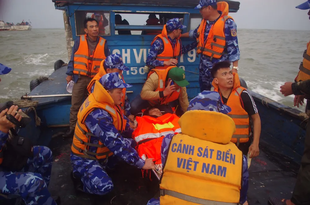 Các chiến sĩ tiếp cận bệnh nhân trên tàu cá.