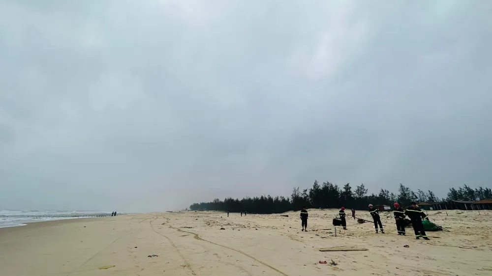 Lực lượng chức năng tìm kiếm nam thanh niên bỏ lại xe máy bên bờ biển. Ảnh: CAQT Lực lượng chức năng tìm kiếm nam thanh niên bỏ lại xe máy bên bờ biển. Ảnh: CAQT