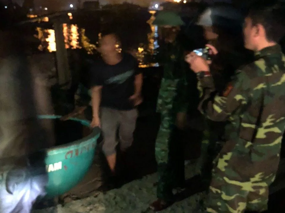 Đến hơn 18 giờ 15, 2 tàu ra ứng cứu đã đưa các thuyền viên vào bờ an toàn. Đến hơn 18 giờ 15, 2 tàu ra ứng cứu đã đưa các thuyền viên vào bờ an toàn.