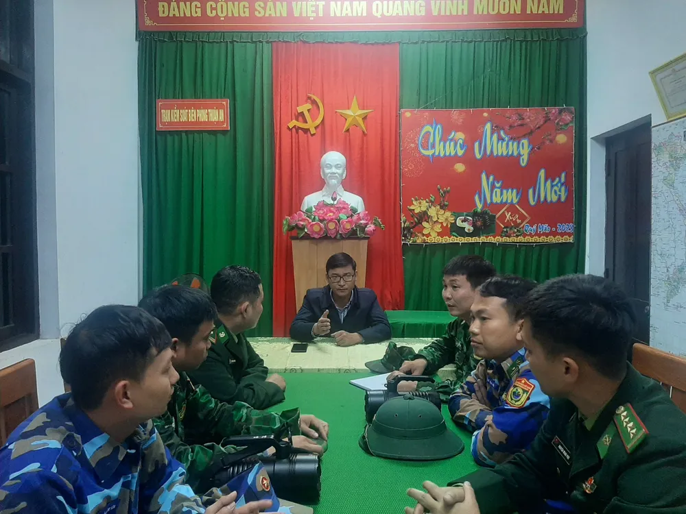 Lực lượng chức năng họp bàn phương án cứu nạn.