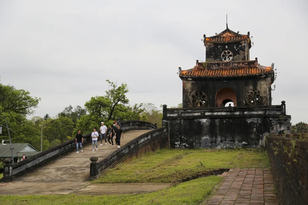 Nhiều nhóm du khách đến đi bộ, tham quan trên tường thành Huế. Nhiều nhóm du khách đến đi bộ, tham quan trên tường thành Huế.
