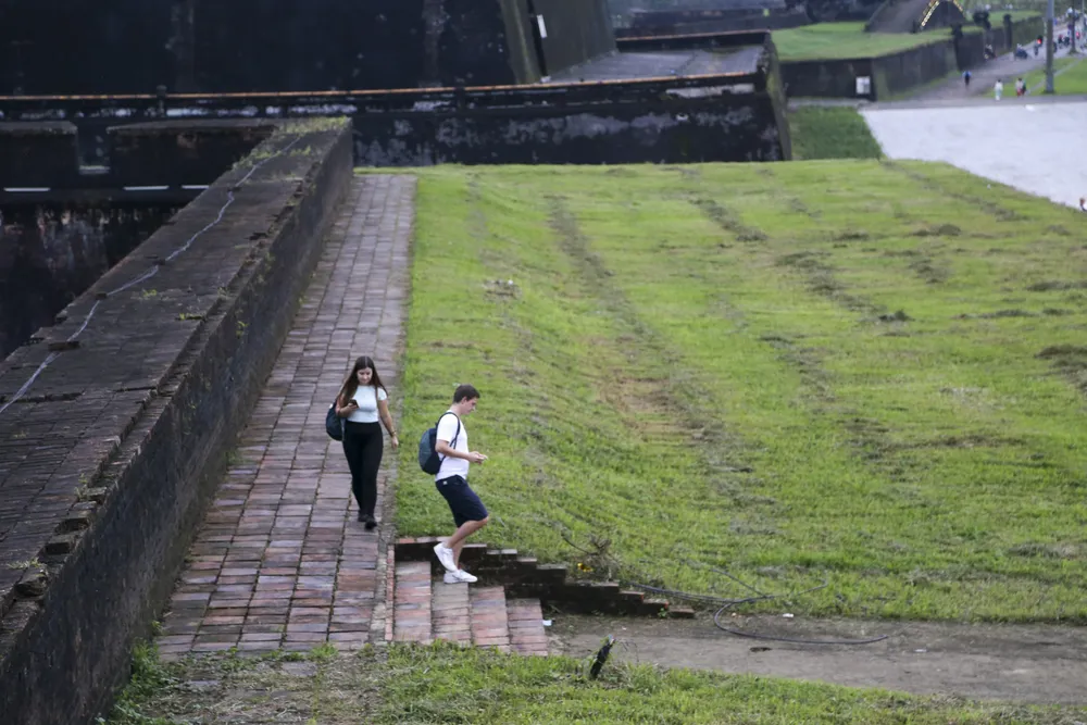 Du khách nước ngoài tỏ ra thích thú khi đi dạo trên tường thành. Du khách nước ngoài tỏ ra thích thú khi đi dạo trên tường thành.