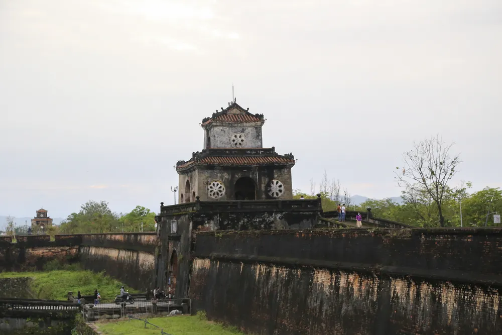 Việc đi bộ trên tường thành, du khách có những góc nhìn mới mẻ về di tích, đường phố Huế. Việc đi bộ trên tường thành, du khách có những góc nhìn mới mẻ về di tích, đường phố Huế.