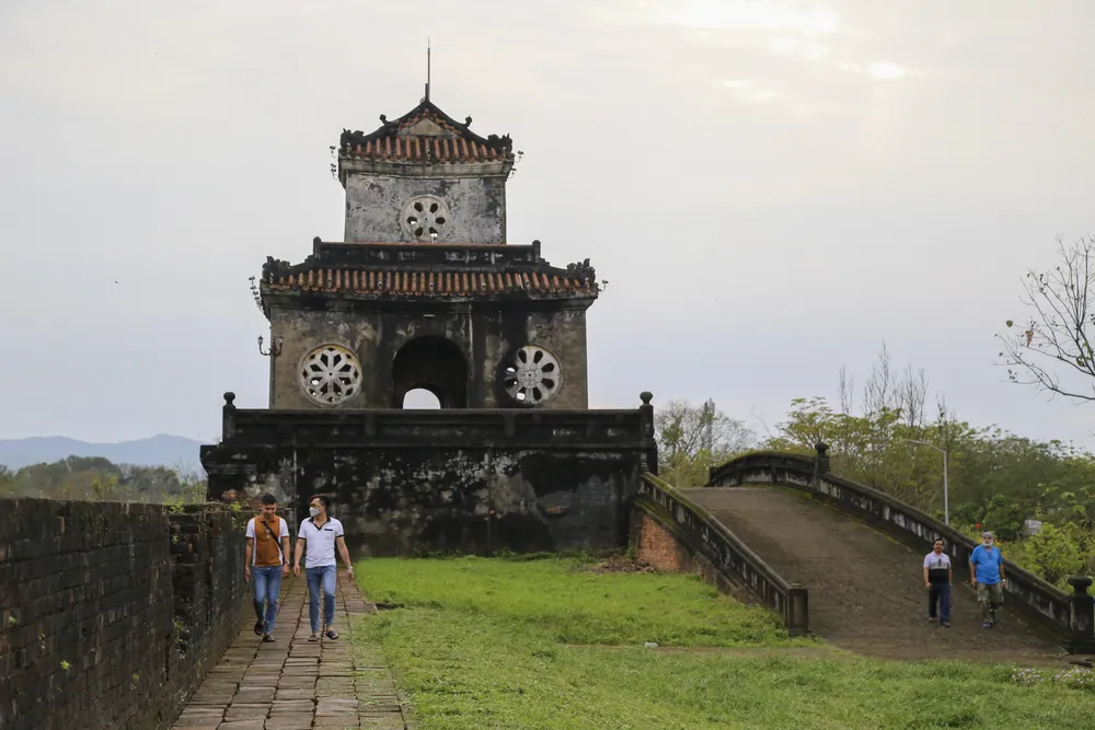 "Là một người dân ở Huế, tôi quá quen thuộc với những không gian ở khu vực kinh thành Huế, nhưng khi khu vực tường thành này được dọn dẹp, nối thông thì tôi lại có thêm một trải nghiệm rất mới và rất thích thú với nó.Tôi sẽ giới thiệu đến bạn bè khi họ đến tham quan Huế" - anh Quốc nói. "Là một người dân ở Huế, tôi quá quen thuộc với những không gian ở khu vực kinh thành Huế, nhưng khi khu vực tường thành này được dọn dẹp, nối thông thì tôi lại có thêm một trải nghiệm rất mới và rất thích thú với nó.Tôi sẽ giới thiệu đến bạn bè khi họ đến tham quan Huế" - anh Quốc nói.