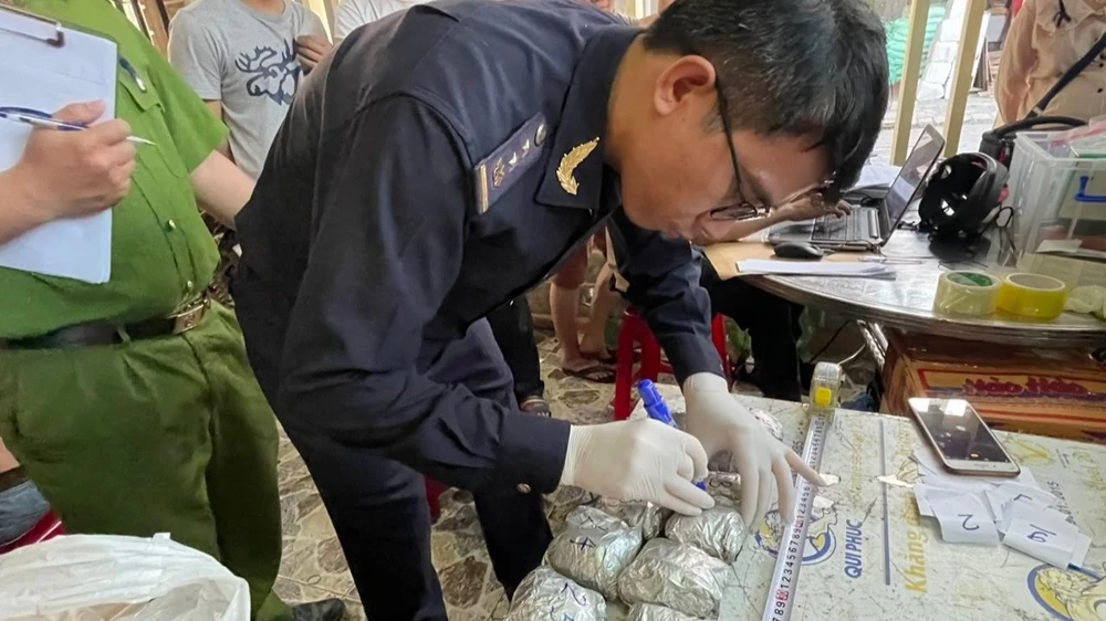 Lực lượng chức năng kiểm tra các gói chứa ma túy. Ảnh: HQQT Lực lượng chức năng kiểm tra các gói chứa ma túy. Ảnh: HQQT