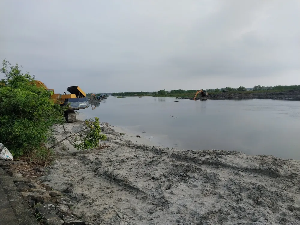 Các đơn vị đang thi công bờ kè. Ảnh: ND