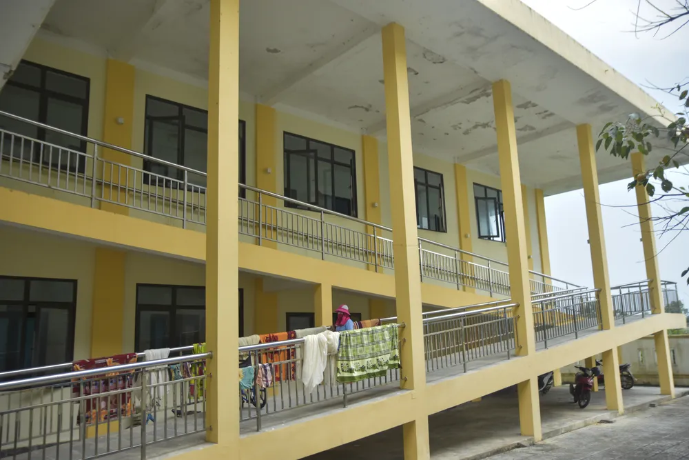 Bên ngoài cũng xuất hiện nhiều vết bong tróc, nứt nẻ. Ảnh: NGUYỄN DO