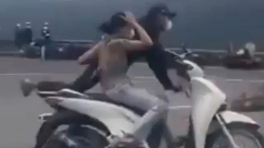 Đôi nam nữ "làm xiếc" trên xe SH. Ảnh: Cắt từ clip ôi nam nữ điều khiển xe SH "làm xiếc" trên đèo Hải Vân