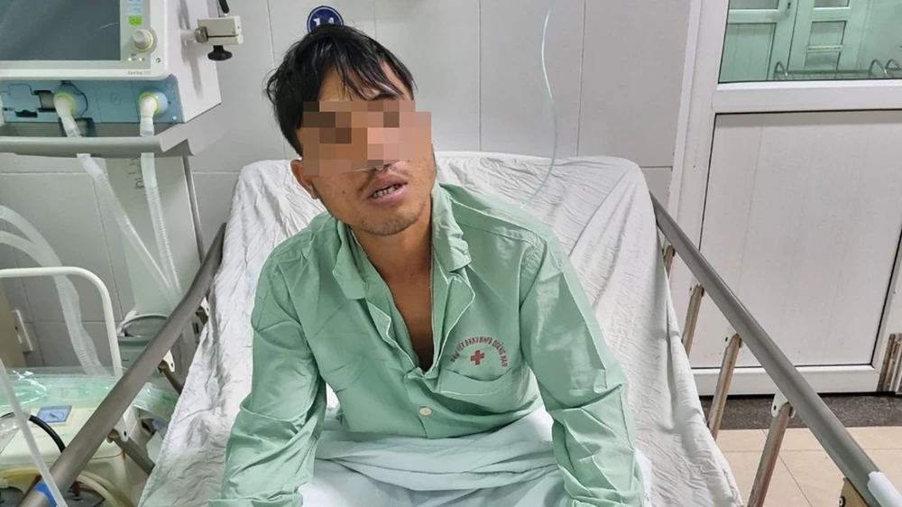 Sau 3 ngày dùng thuốc giải 8.000 USD, hai người ngộ độc cá ủ chua đã cai máy thở.