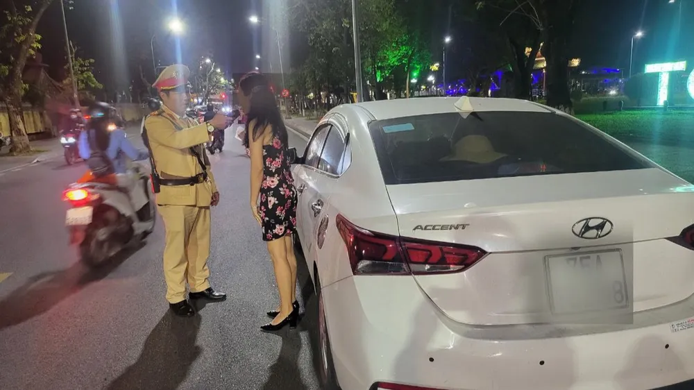 Lực lượng CSGT kiểm tra nồng độ cồn người điều khiển phương tiện giao thông. Ảnh: TH Lực lượng CSGT kiểm tra nồng độ cồn người điều khiển phương tiện giao thông. Ảnh: TH