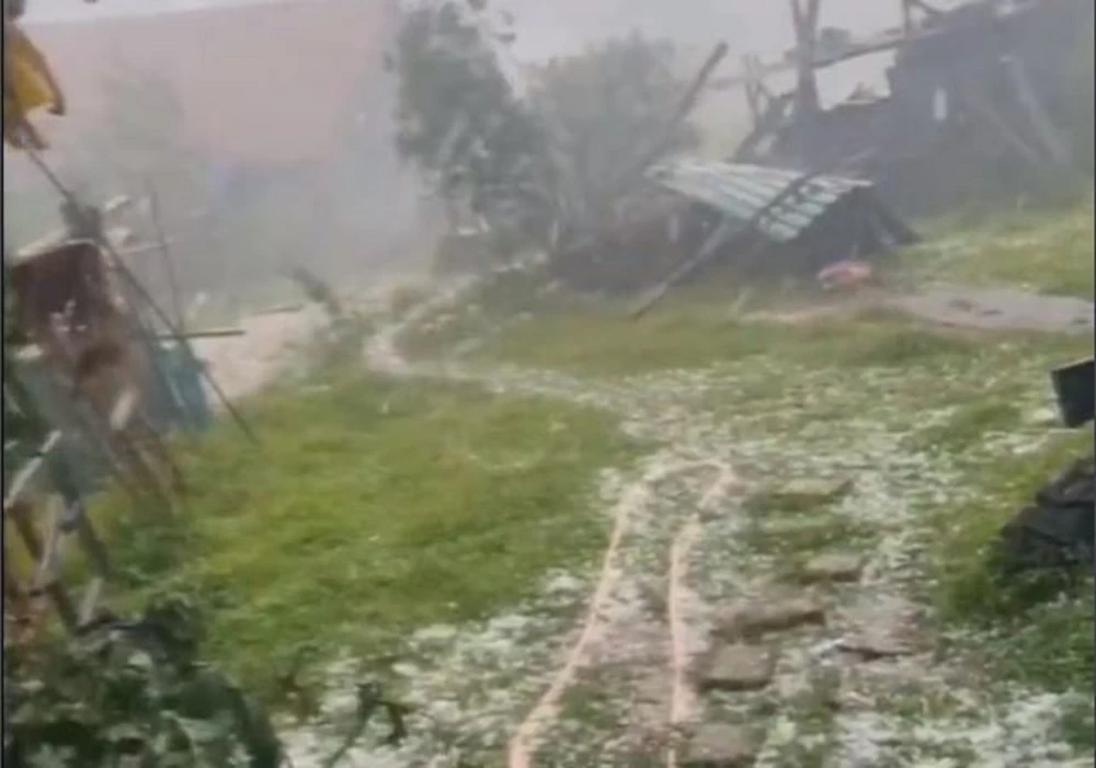 Mưa đá tại huyện A Lưới được người dân quay lại.