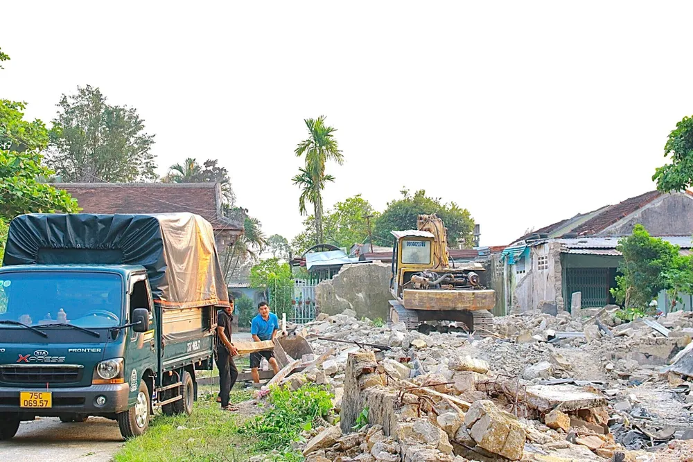 Công nhân đang tiến hành tháo dỡ 2 dãy nhà kho xuống cấp. Ảnh: V.LUÂN