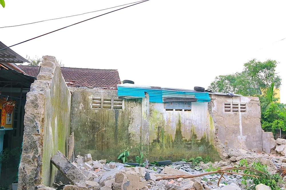 Những nhà kho đang được tháo dỡ. Ảnh: V.LUÂN