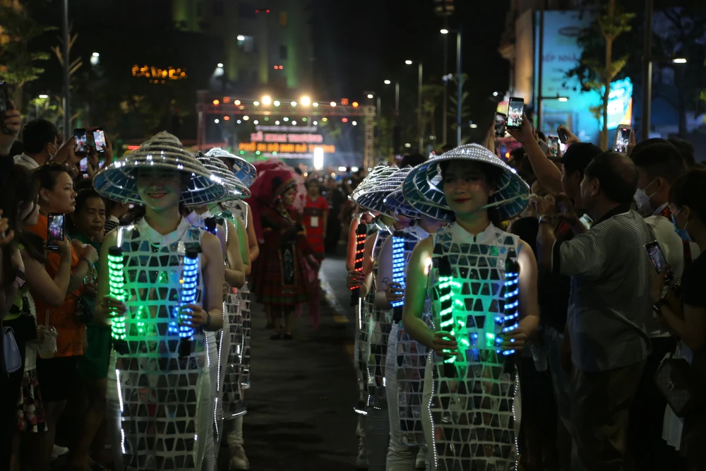 Phố đi bộ Hai Bà Trưng trong đêm khai trương.