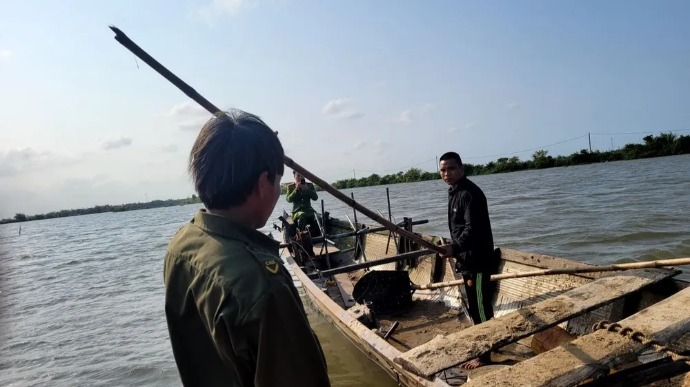 Lực lượng chức năng đang thực nghiệm hiện trường. Ảnh: CACC Lực lượng chức năng đang thực nghiệm hiện trường. Ảnh: CACC