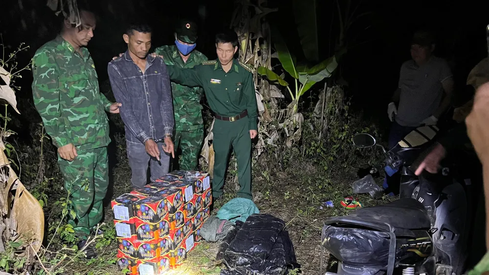 Hồ A Khế cùng tang vật. Ảnh: ĐÌNH TIẾN