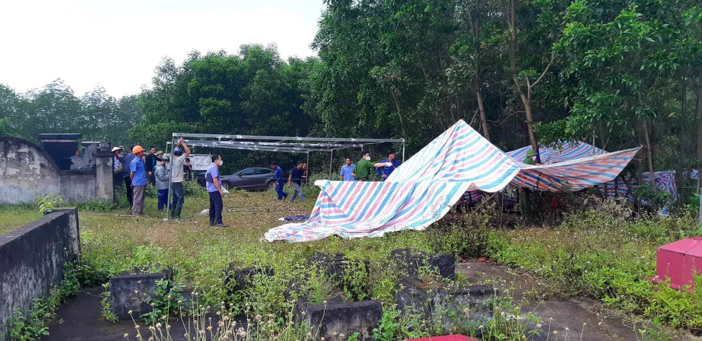 Lực lượng chức năng có mặt tại hiện trường để điều tra, làm rõ vụ việc. Lực lượng chức năng có mặt tại hiện trường để điều tra, làm rõ vụ việc.