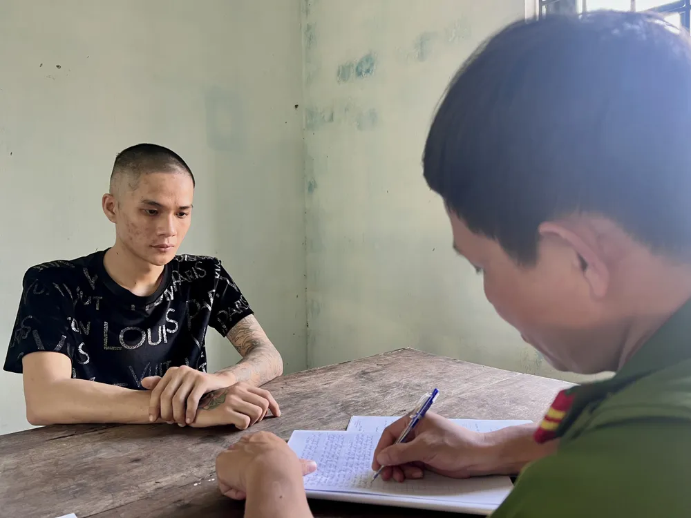 Trần Viết Thanh tại cơ quan công an. Trần Viết Thanh tại cơ quan công an.